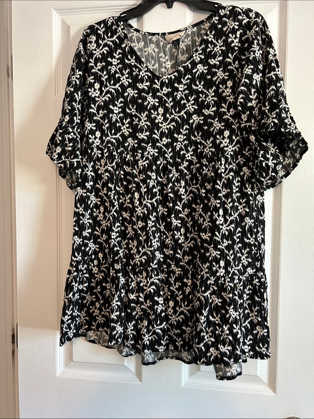 Universal Thread Black and White Floral V-Neck Tunic